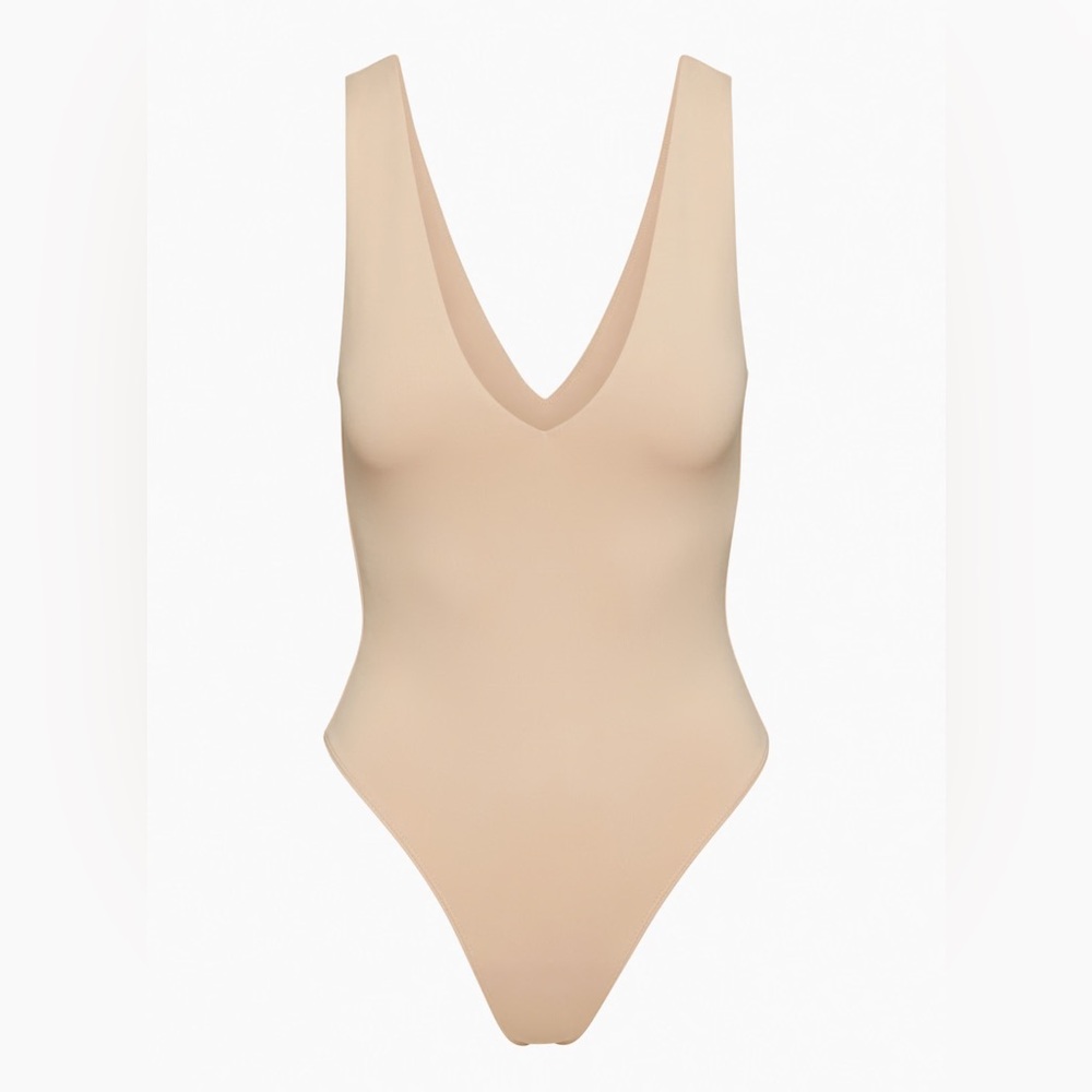 NWT Aritzia Babaton Contour V-Neck Bodysuit